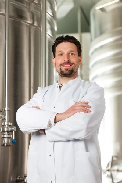 Beer brewer in his brewery — Stock Photo, Image