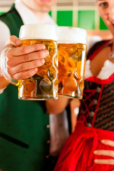 Uomo e donna con bicchiere di birra in birreria — Foto Stock