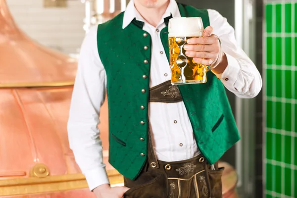 Homme avec verre à bière à la brasserie — Photo