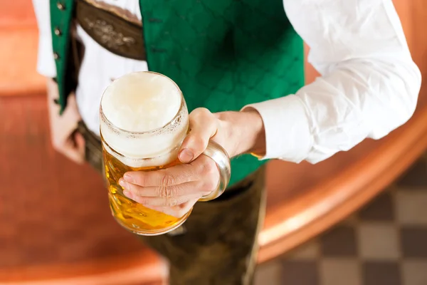 Człowiek z szklanką piwa w browarze — Zdjęcie stockowe