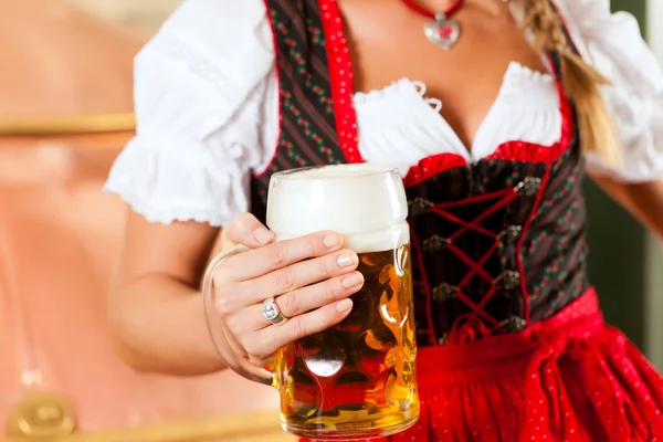 Donna con bicchiere di birra in birreria — Foto Stock