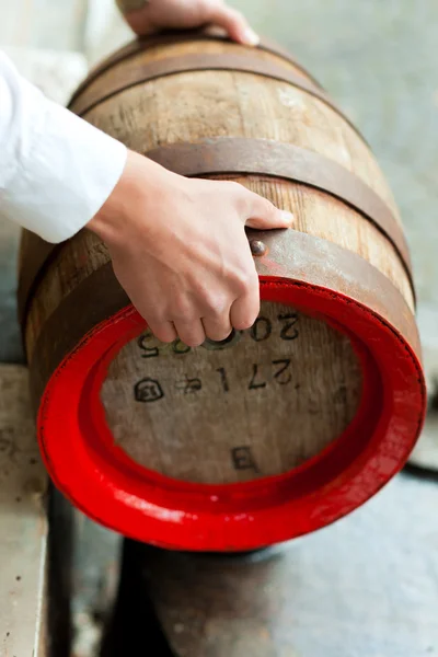 Cervejeiro com barril de cerveja na cervejaria — Fotografia de Stock