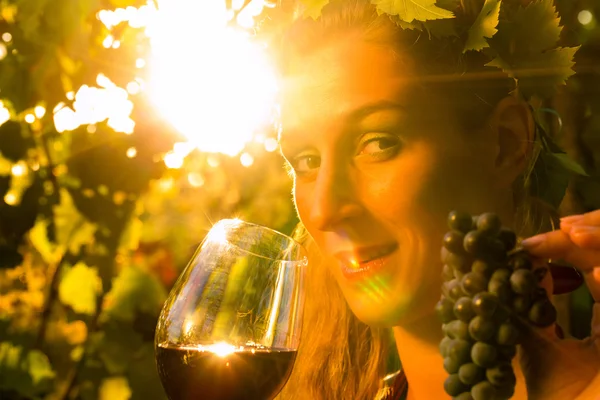 Frau mit Glas Wein im Weinberg — Stockfoto