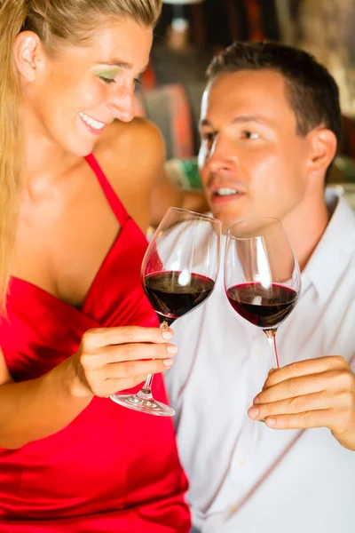 Mann und Frau beim Weintrinken im Keller — Stockfoto