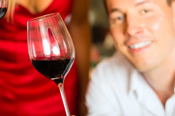 Mann testet Wein in Fässern im Hintergrund — Stockfoto