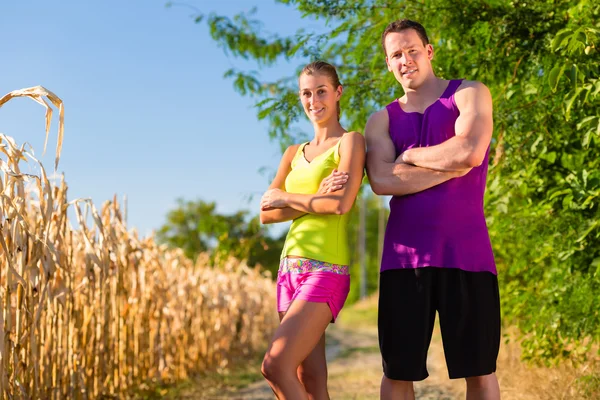 Hombre y mujer corriendo por deporte — Foto de Stock