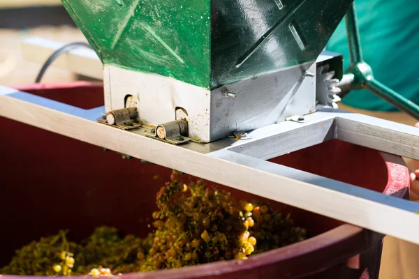 Máquina de colheita de uvas ou juicer no trabalho — Fotografia de Stock
