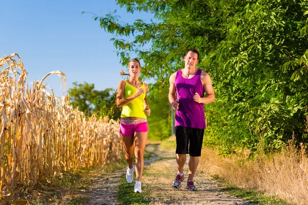 Hombre y mujer corriendo por deporte — Foto de Stock