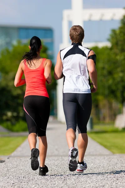 Deportes urbanos - fitness en la ciudad — Foto de Stock