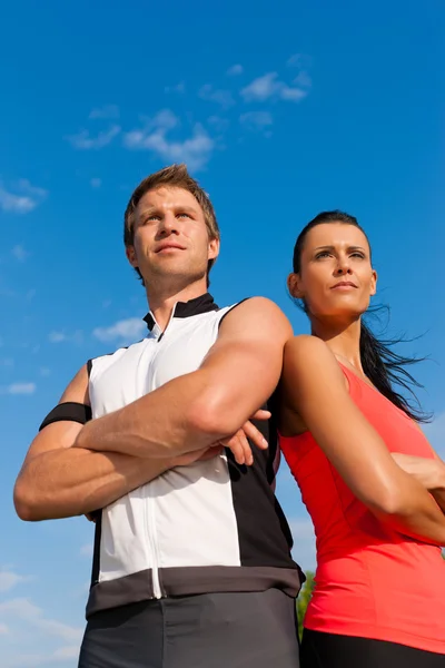Young couple is doing sports outdoors — Stock Photo, Image