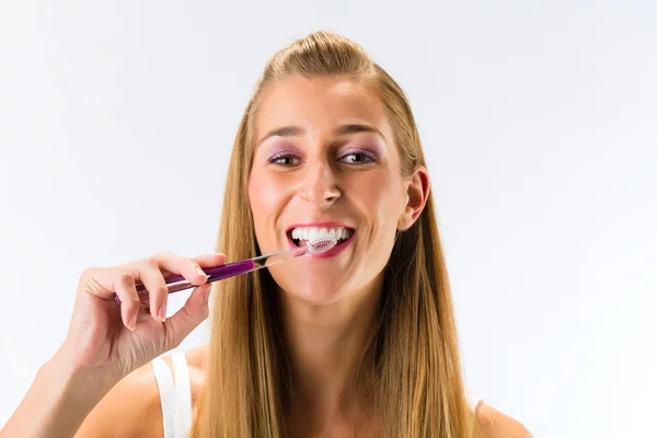 Woman brushing her teeth — Stock Photo, Image