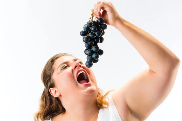 Alimentação saudável - mulher com uvas — Fotografia de Stock