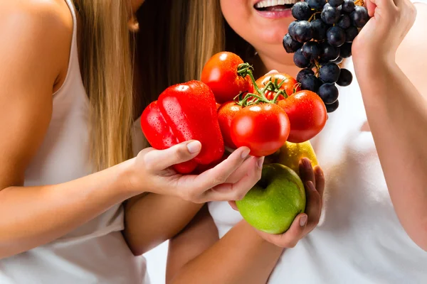 Makanan sehat - perempuan, buah-buahan dan sayuran — Stok Foto