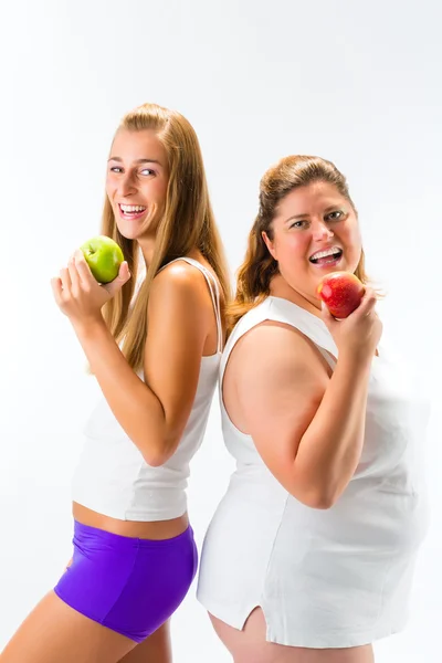 Mujeres sosteniendo manzana en la mano — Foto de Stock