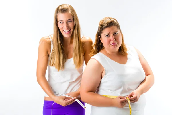Mulheres que medem a cintura com fita — Fotografia de Stock
