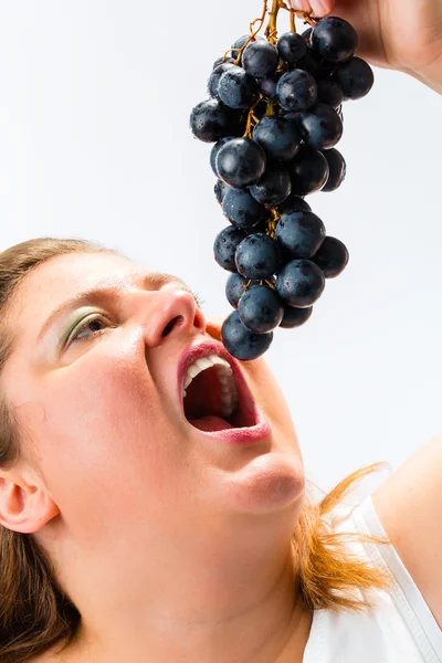 Alimentação saudável - mulher com uvas — Fotografia de Stock