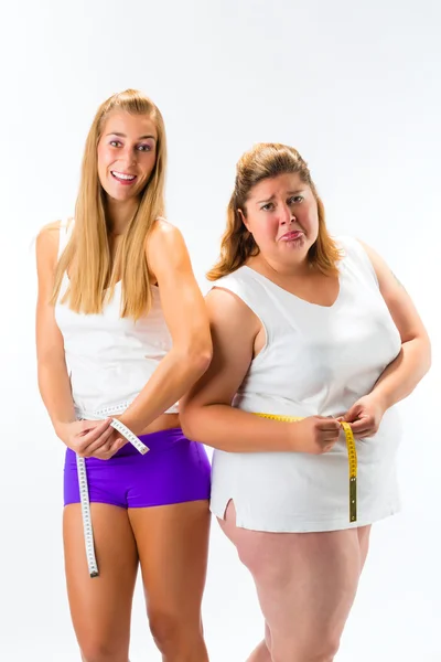 Mujeres que miden la cintura con cinta —  Fotos de Stock
