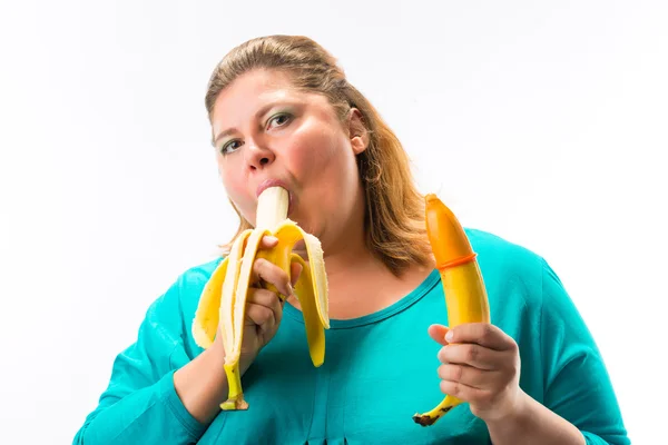 Fiatal nő gazdaság banán óvszer — Stock Fotó