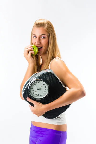 Mujer con escamas y manzana — Foto de Stock
