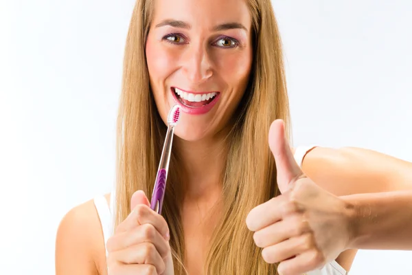 Mujer cepillándose los dientes —  Fotos de Stock