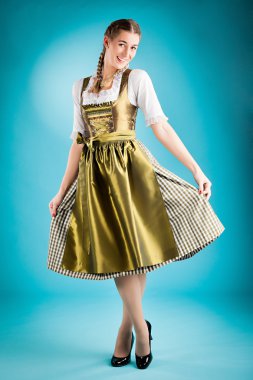 Geleneksel giyim - kadında dirndl