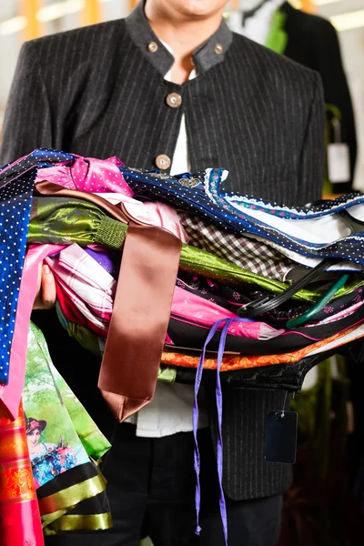 El hombre está comprando Tracht o dirndl en una tienda — Foto de Stock