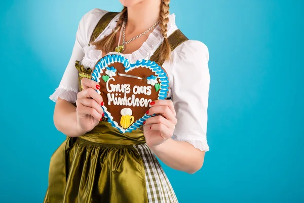 Junge Frau in traditioneller Kleidung — Stockfoto