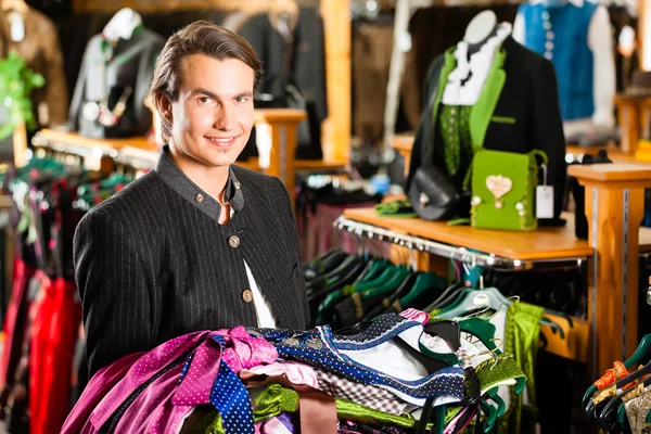 El hombre está comprando Tracht o dirndl en una tienda — Foto de Stock