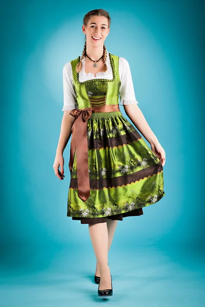 Nő a hagyományos ruhák - Dirndli — Stock Fotó