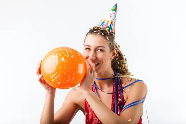 Γυναίκα εορτασμού γενεθλίων με μπαλόνι — Φωτογραφία Αρχείου