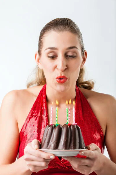 Mujer celebrando cumpleaños —  Fotos de Stock