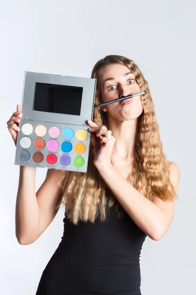 Wanita memasang make-up — Stok Foto