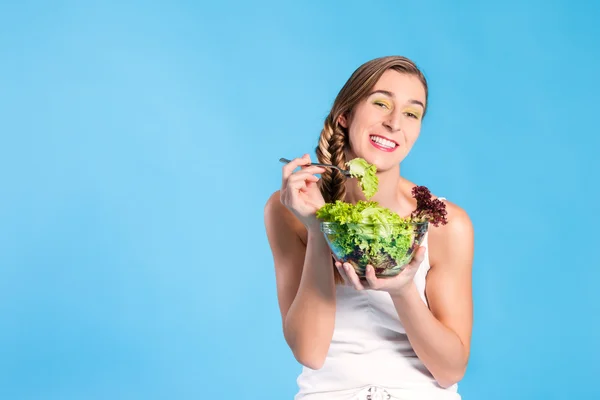 Молодая женщина с салатом — стоковое фото