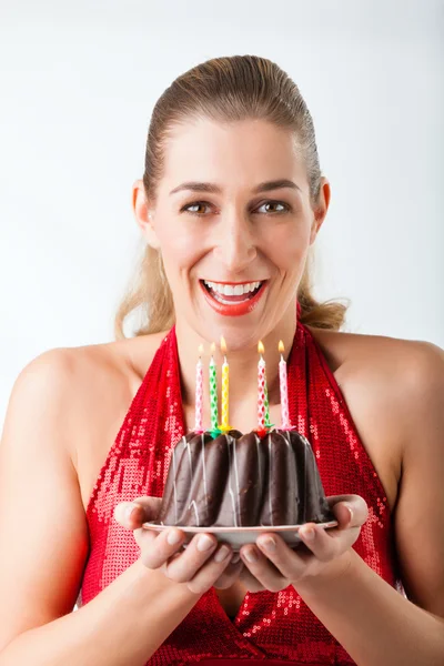 Nő ünnepli születésnapját tortával és gyertyákkal — Stock Fotó