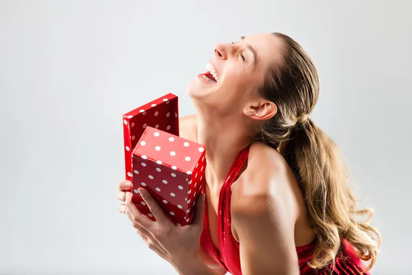 Lykkelig kvinne som åpner gaven – stockfoto