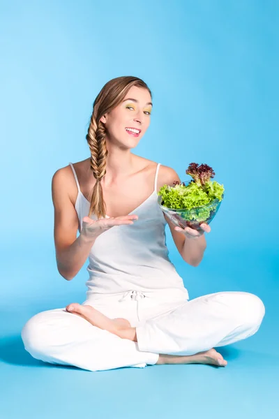 Giovane donna con insalata — Foto Stock