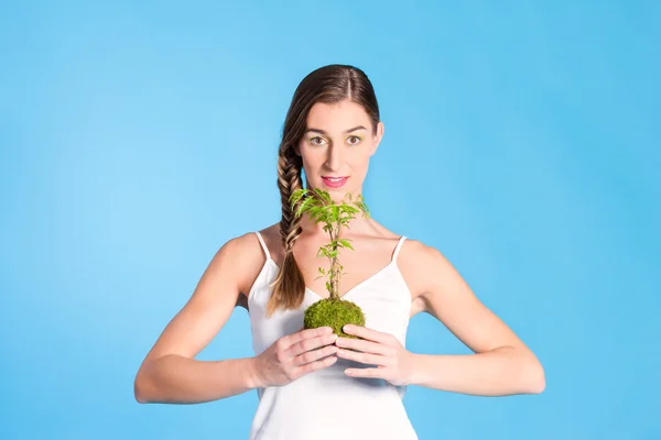 Jeune femme tenant un petit arbre — Photo