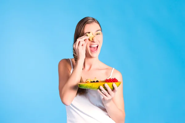 Junge Frau mit Früchten — Stockfoto