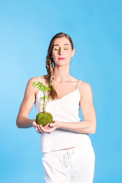 Frau hält einen kleinen Baum — Stockfoto