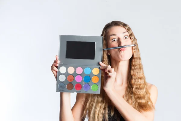 Woman put make-up — Stock Photo, Image