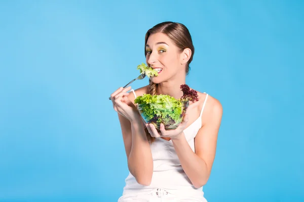 Ung kvinna med sallad — Stockfoto