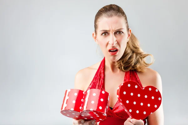 Mujer abriendo el regalo y se decepciona —  Fotos de Stock