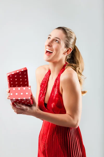 Mujer feliz abriendo el regalo —  Fotos de Stock