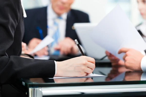 Reunión de negocios con trabajo sobre contrato — Foto de Stock