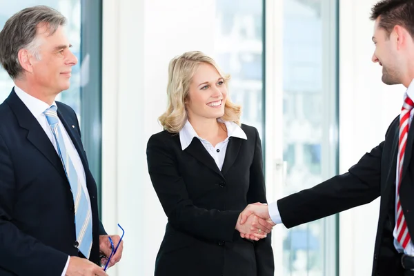 Mensen uit het bedrijfsleven doen Handshake — Stockfoto