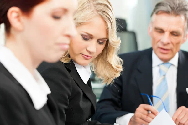 Bedrijfsleven - team vergadering in een kantoor — Stockfoto