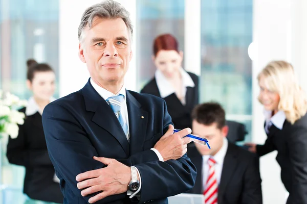 Equipo de negocios con líder en la oficina — Foto de Stock