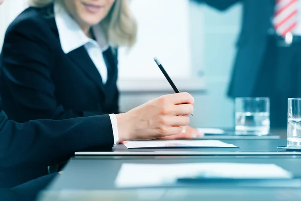 Reunião de negócios com trabalho sobre contrato — Fotografia de Stock