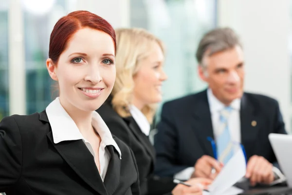 Negocio - reunión de equipo en una oficina — Foto de Stock