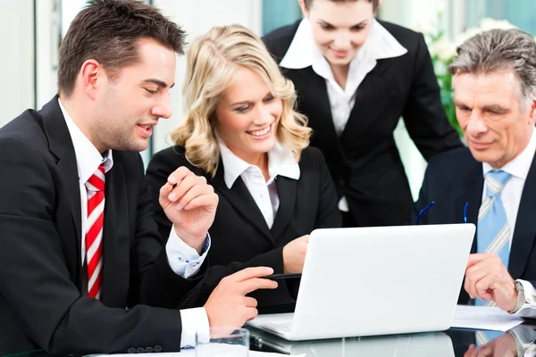 Business - erfolgreiches Meeting im Büro — Stockfoto